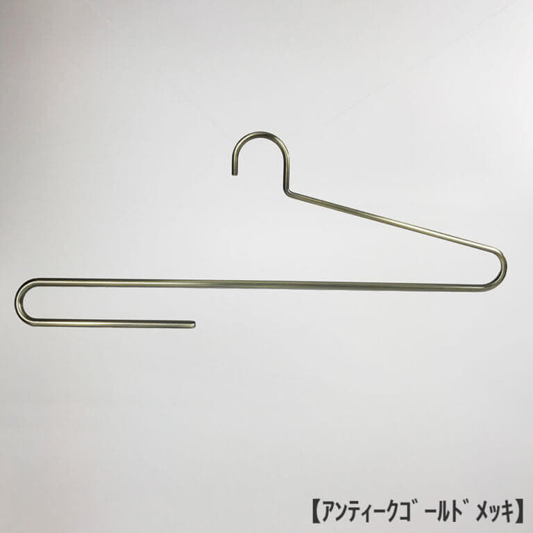 ●ハンガー正面画像
●大判ストール用ハンガー(スベラーズハンガー)
●型番:SSH-500F-420
●表面処理:アンティークゴールドメッキ
●滑り止めコーティング加工付き
●材質:スチール製・塩化ビニール
●フック:固定式
●デザイン:大判のストールをきれいに掛けられるよう、また他のハンガーと掛けた時統一感があるようにワイドが一般的なメンズハンガーと同寸法の420mmとなっています。折り返し部分は手前にせり出す立体的な曲げとなっており、ストールにハンガー跡が付かない仕様です。