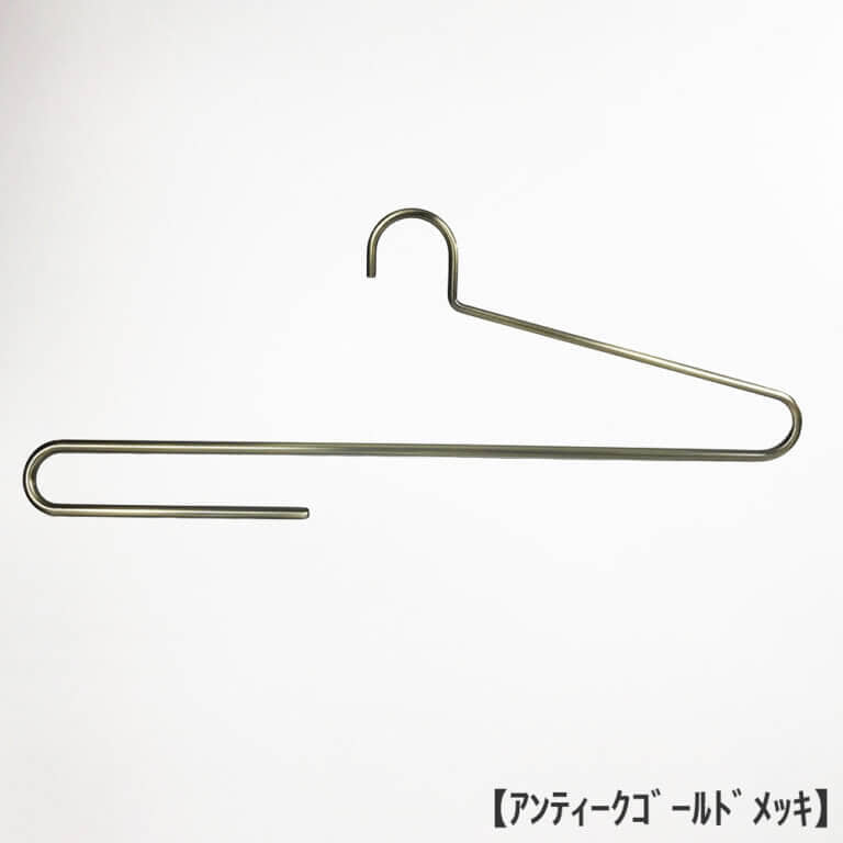 ●ハンガー正面画像
●大判ストール用ハンガー(スベラーズハンガー)
●型番:SSH-500F-38
●表面処理:アンティークゴールドメッキ
●滑り止めコーティング加工付き
●材質:スチール製・塩化ビニール
●フック:固定式
●デザイン:大判のストールをきれいに掛けられるよう、また他のハンガーと掛けた時統一感があるようにワイドが一般的なレディスハンガーと同寸法の380mmとなっています。折り返し部分は手前にせり出す立体的な曲げとなっており、ストールにハンガー跡が付かない仕様です。