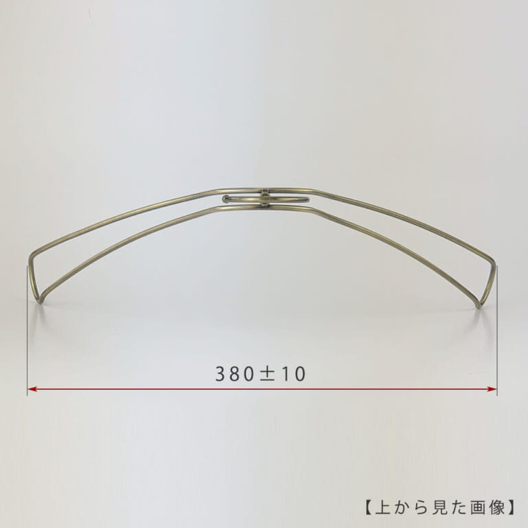●ハンガーを上から見た画像
●横幅: 380±10mm
【ご注意!!】
商品受注後、通常横幅420mmのハンガーを機械でなで肩に加工したのち発送させていただきます。よって受注ロットにより横幅に若干のずれが生じますことをご理解の上、ご購入をお願いいたします。