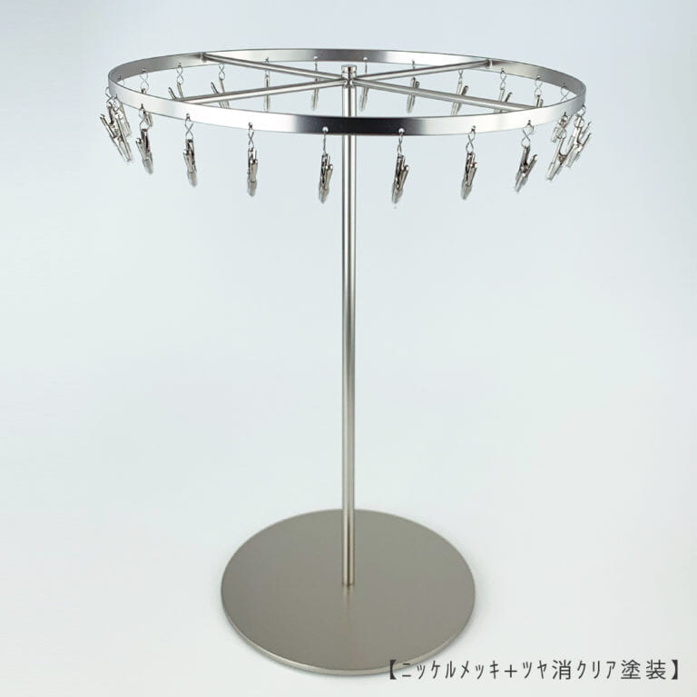 ●商品名:チーフタンド Lサイズ
●表面処理:ニッケルメッキ+ツヤ消クリア塗装仕上
●寸法:高さ410mm 上部回転リング直径300mm
●上部回転式リング:クリップ24個付
●材質:スチール
●クリップの先端には塩ビのキャップを装着し、展示商品を傷つけにくい仕上がりになっています。
●生産国:日本(タヤ自社工場)