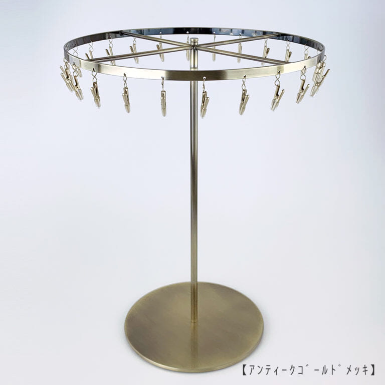●商品名:チーフタンド Lサイズ
●表面処理:アンティークゴールドメッキ仕上
●寸法:高さ410mm 上部回転リング直径300mm
●上部回転式リング:クリップ24個付
●材質:スチール
●クリップの先端には塩ビのキャップを装着し、展示商品を傷つけにくい仕上がりになっています。
●生産国:日本(タヤ自社工場)