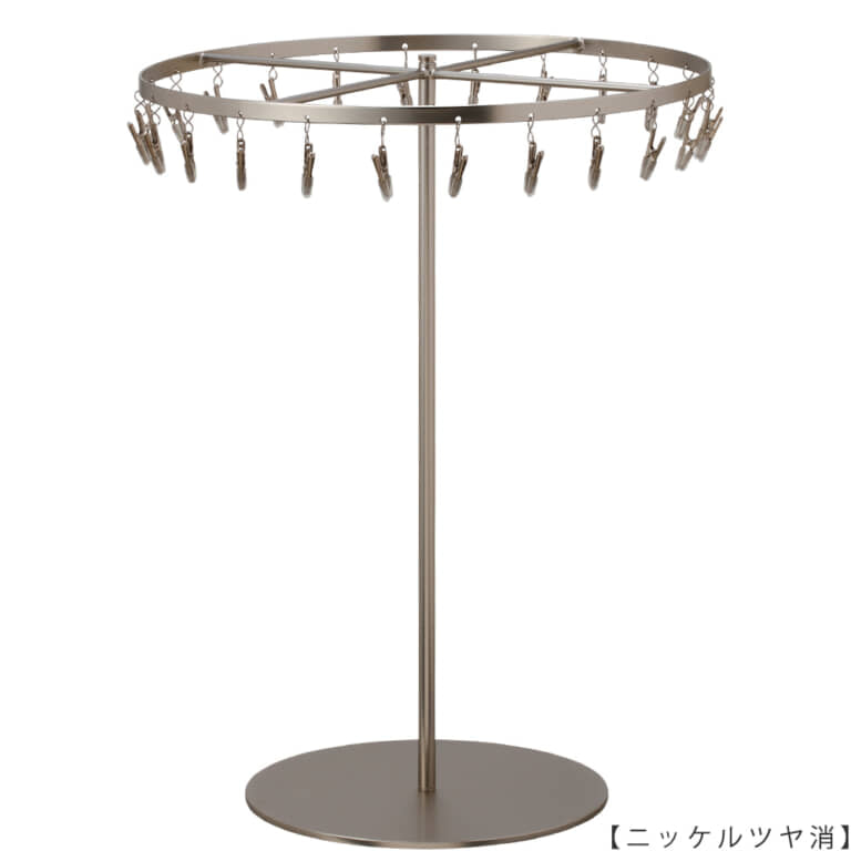 ●商品名:チーフタンド Lサイズ
●表面処理:ニッケルツヤ消し(NI-M)仕上
●寸法:高さ410mm 上部回転リング直径300mm
●上部回転式リング:クリップ24個付
●材質:スチール
●クリップの先端には塩ビのキャップを装着し、展示商品を傷つけにくい仕上がりになっています。
●生産国:日本(タヤ自社工場)