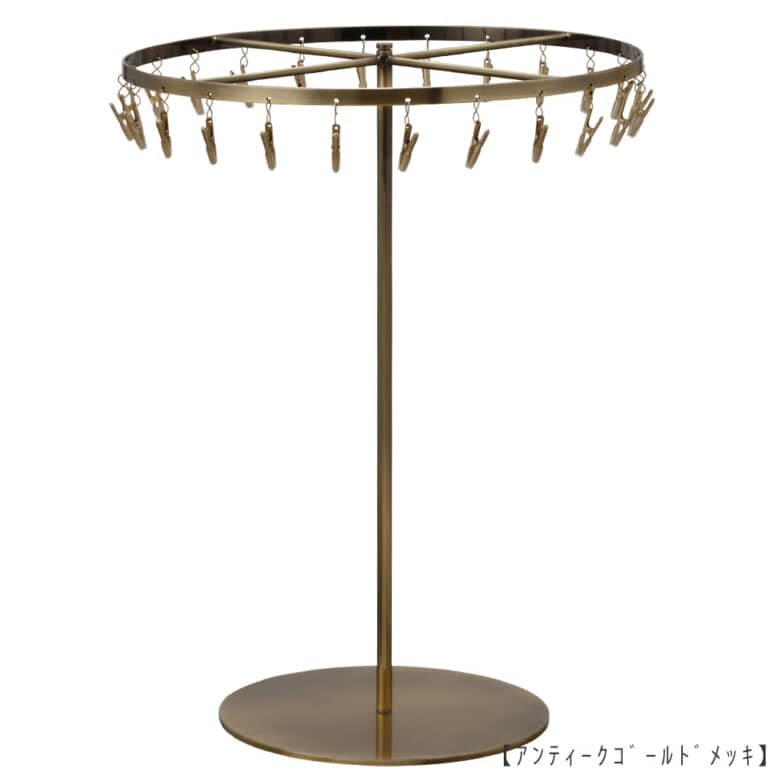 ●商品名:チーフタンド Lサイズ
●表面処理:アンティークゴールド(AG)仕上
●寸法:高さ410mm 上部回転リング直径300mm
●上部回転式リング:クリップ24個付
●材質:スチール
●クリップの先端には塩ビのキャップを装着し、展示商品を傷つけにくい仕上がりになっています。
●生産国:日本(タヤ自社工場)