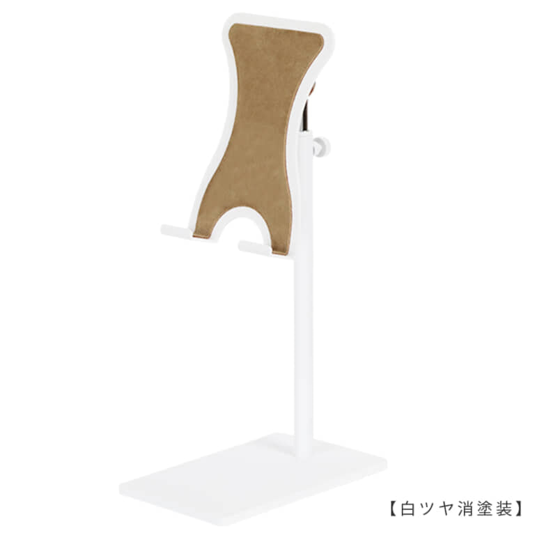 ●商品名:スマホスタンド 中
●型番:SPS-01-S-MO16-BK-M
●表面処理:白ツヤ消塗装
●素材:鉄
●特長:素材である鉄の特徴を活かし、「スタイリッシュ」「省スペース」「機能性」を兼ね備えたデザインを目指し設計。ベース(鉄板の台座)には必要最低限の面積と重量を持たせ安定感を確保。スマートフォンを置いたり取ったりする際にスタンドごとスマートフォンを持ちあげてしまわないよう、ヘッド部天板両サイドには緩やかな曲線のクボミをつけ指がかかりにくくなるよう配慮したデザイン。
ベースの裏面とスマートフォンが接する天板部分にはそれぞれ形状に合わせたフェルトのシートが貼られ、デスクやスマートフォンに傷がつきにくい仕様。
ヘッド部は「角度」「高さ」の調整が可能、「回転」させることもできます。スマートフォンスタンドを使用する目的に合わせ、お好みの「角度」や「高さ」「向き」に調整し快適なスマートフォンタイムをお楽しみください。
また、ケーブルをスマホに差したままスタンドが使用できる仕様となっていますので充電しながらのご使用、ヘッドホンを使用しながらのご使用も可能です。
●ヘッド上下調節・向きの調整: ローレットネジを締めることにより固定します(指でネジを回せる仕様です)。
●ヘッド角度調整: 力で角度調整ができるようになっています。お好みの力で角度が変わるように調整する際には同梱の六角レンチを使用してお好みの硬さに調整してください。
●日本製