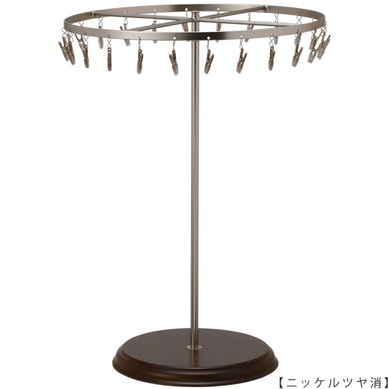 ●商品名:チーフ・ハンカチスタンド回転式 Lサイズ 木製ベース仕様
●表面処理:ニッケルツヤ消(NI-M)仕上
●寸法:高さ420mm 上部回転リング直径300mm
●上部回転式リング:クリップ24個付
●材質:スチール・
●特長:長さのある小物も吊り下げることができるように、高さを付けました。小物を吊るす円形部分は、見やすいように回転させることが可能です。
クリップの先端には塩ビのキャップを装着し、展示商品を傷つけにくい仕上がりになっています。さらに、木製のベースを組み合わせることで、落ち着きのある存在感と高級感を演出できます。
●生産国:日本(タヤ自社工場)