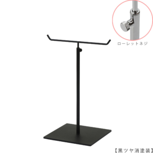 ●商品名：アクセサリースタンド-M ローレットネジ仕様
●表面処理：金具部 黒ツヤ消し（ＢＫ-Ｍ）
●寸法：高さ290～465mm
●ヘッド部：T字型
●ヘッド：上下可動式（伸縮式）
●材質：スチール
●特長：落ち着きのある存在感と高級感を演出できるツールとし製造しております。
●生産国：日本（タヤ自社工場） 