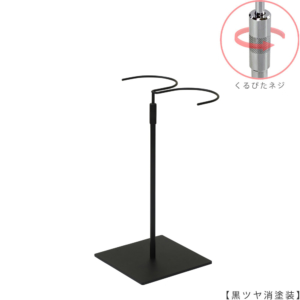 ●商品名：ブーツスタンド両足用 くるぴたネジ仕様
●表面処理：黒ツヤ消し（ＢＫ-Ｍ）仕上
●寸法：高さ305～480mm
●ヘッド：上下可動式（伸縮式）
●材質：スチール
●特長：スタンドを目立たせずロングブーツをディスプレイできます。
●生産国：日本（タヤ自社工場）