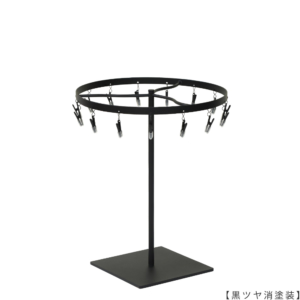 ●商品名：チーフ・ハンカチスタンド 回転式　
●表面処理：黒ツヤ消し（ＢＫ-Ｍ）仕上
●寸法：高さ300ｍｍ 上部回転リング直径240mm　
●上部回転式リング：クリップ15個付
●材質：スチール
●特長：百貨店様では棚板高さのスパンが30cm強の設定が多いと教えてもらい、
では「高さ30cmのスペースにフィットするチーフツリーを作ろう」ということで高さ30cmのチーフツリーを製造しました。
また、クリップの先端には塩ビのキャップを装着し、展示商品を傷つけにくい仕上がりになっています。
●生産国：日本（タヤ自社工場）
