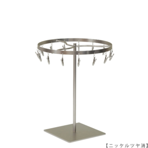 ●商品名：チーフ・ハンカチスタンド 回転式　
●表面処理：ニッケルツヤ消し（ＮＩ-Ｍ）仕上
●寸法：高さ300ｍｍ 上部回転リング直径240mm　
●上部回転式リング：クリップ15個付
●材質：スチール
●特長：百貨店様では棚板高さのスパンが30cm強の設定が多いと教えてもらい、
では「高さ30cmのスペースにフィットするチーフツリーを作ろう」ということで高さ30cmのチーフツリーを製造しました。
また、クリップの先端には塩ビのキャップを装着し、展示商品を傷つけにくい仕上がりになっています。
●生産国：日本（タヤ自社工場）