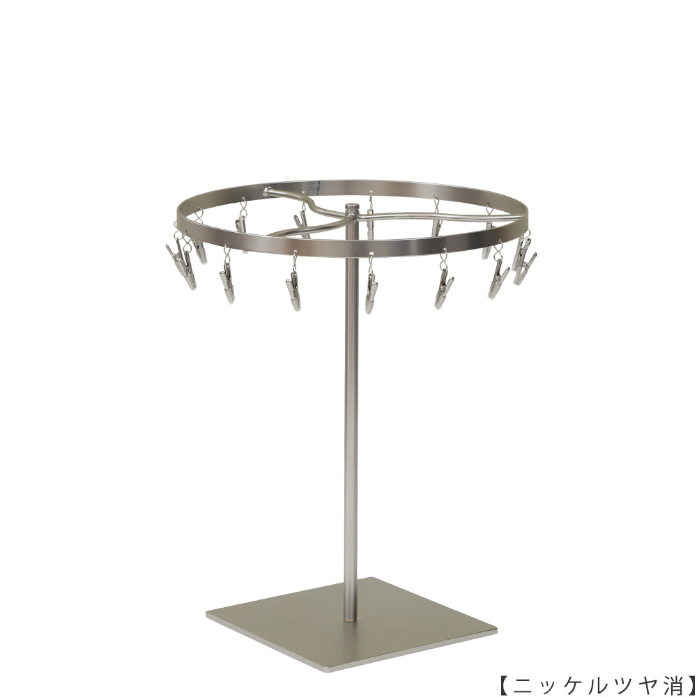 ●商品名:チーフ・ハンカチスタンド 回転式
●表面処理:ニッケルツヤ消し(NI-M)仕上
●寸法:高さ300mm 上部回転リング直径240mm
●上部回転式リング:クリップ15個付
●材質:スチール
●特長:百貨店様では棚板高さのスパンが30cm強の設定が多いと教えてもらい、
では「高さ30cmのスペースにフィットするチーフツリーを作ろう」ということで高さ30cmのチーフツリーを製造しました。
また、クリップの先端には塩ビのキャップを装着し、展示商品を傷つけにくい仕上がりになっています。
●生産国:日本(タヤ自社工場)