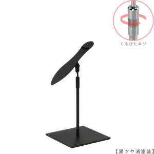 ●商品名：シューズスタンド片足用 くるぴたネジ仕様
●表面処理：黒ツヤ消し（ＢＫ-Ｍ）仕上
●寸法：高さ245～345ｍｍ
●ヘッド部：傾斜角度調整機能付。靴滑り落ち防止部材溶接留。
●ヘッド：上下可動式（伸縮式）
●材質：スチール
●特長：展示物である靴のデザインを際立たせる天板デザイン設計。
天板を足型状にすることにより、靴を乗せると天板が隠れるサイズで製造。
天板が見えなくなる事によりお客様の視線が展示物の靴に集中、靴のデザインが際立ちます。
●片足用スタンドである理由：両足分の靴をセットで展示しておくと、
靴を持って行かれてしまう可能性が高くなるとのお話を聞き、
通常品としては片足用のシューズスタンドをご用意しました。
●生産国：日本（タヤ自社工場）