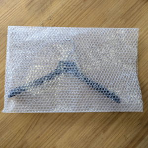 エアキャップ袋入れ【木製ハンガーNシリーズ専用】

木部の傷付き防止のため、また、ネーム入れの印刷部分を保護するために、オプションでエアキャップの袋に入れて、梱包することも可能です。

●1枚あたり税込み88円