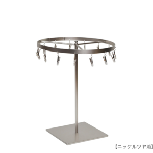 ●商品名：チーフ・ハンカチスタンド 回転式　
●表面処理：ニッケルツヤ消し（ＮＩ-Ｍ）仕上
●寸法：高さ300ｍｍ 上部回転リング直径240mm　
●上部回転式リング：クリップ15個付
●材質：スチール
●特長：百貨店様では棚板高さのスパンが30cm強の設定が多いと教えてもらい、
では「高さ30cmのスペースにフィットするチーフツリーを作ろう」ということで高さ30cmのチーフツリーを製造しました。
また、クリップの先端には塩ビのキャップを装着し、展示商品を傷つけにくい仕上がりになっています。
●生産国：日本（タヤ自社工場）