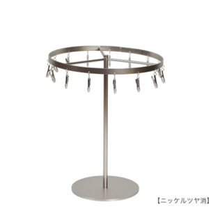 ●商品名：チーフ・ハンカチスタンド 回転式　
●表面処理：ニッケルツヤ消し（ＮＩ-Ｍ）仕上
●寸法：高さ300ｍｍ 上部回転リング直径240mm　
●上部回転式リング：クリップ15個付  
●材質：スチール
●特長：百貨店様では棚板高さのスパンが30cm強の設定が多いと教えてもらい、
では「高さ30cmのスペースにフィットするチーフツリーを作ろう」ということで高さ30cmのチーフツリーを製造しました。
また、クリップの先端には塩ビのキャップを装着し、展示商品を傷つけにくい仕上がりになっています。
●生産国：日本（タヤ自社工場）