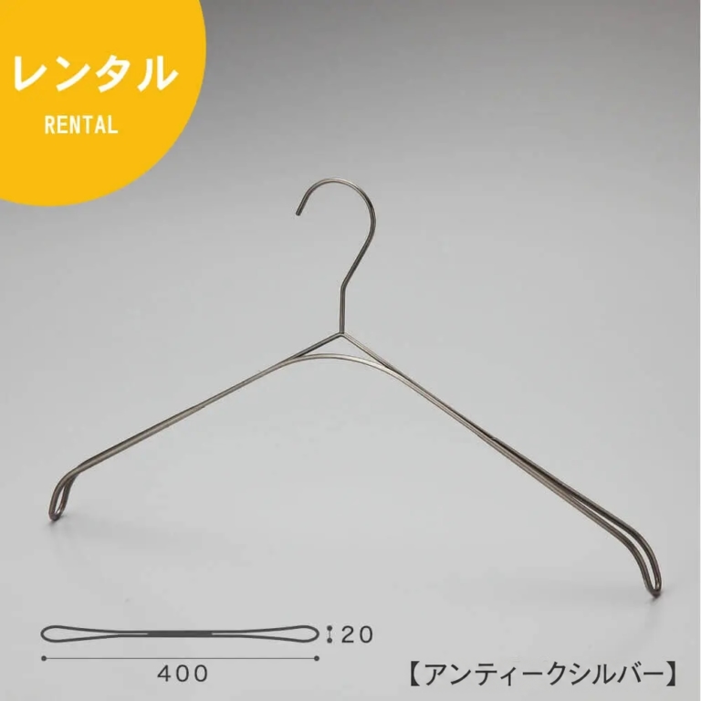 レンタルハンガー正面画像　スマートハンガートップス　SMT-2179P-400　シルバー古美色メッキ＋艶消塗装　 ユニセックスサイズ　 ジャケット・カットソー・Ｔシャツ用　 スチール製　 平肩型　 フック固定式　 スチールの特性を活かし、可能な限り無駄をそぎ落とし、存在感を消し去ったスマートシリーズハンガーのトップス用。　 通常のハンガーよりも、なで肩ぎみの肩傾斜。　 肩先：滑止コーティング付　 中国製