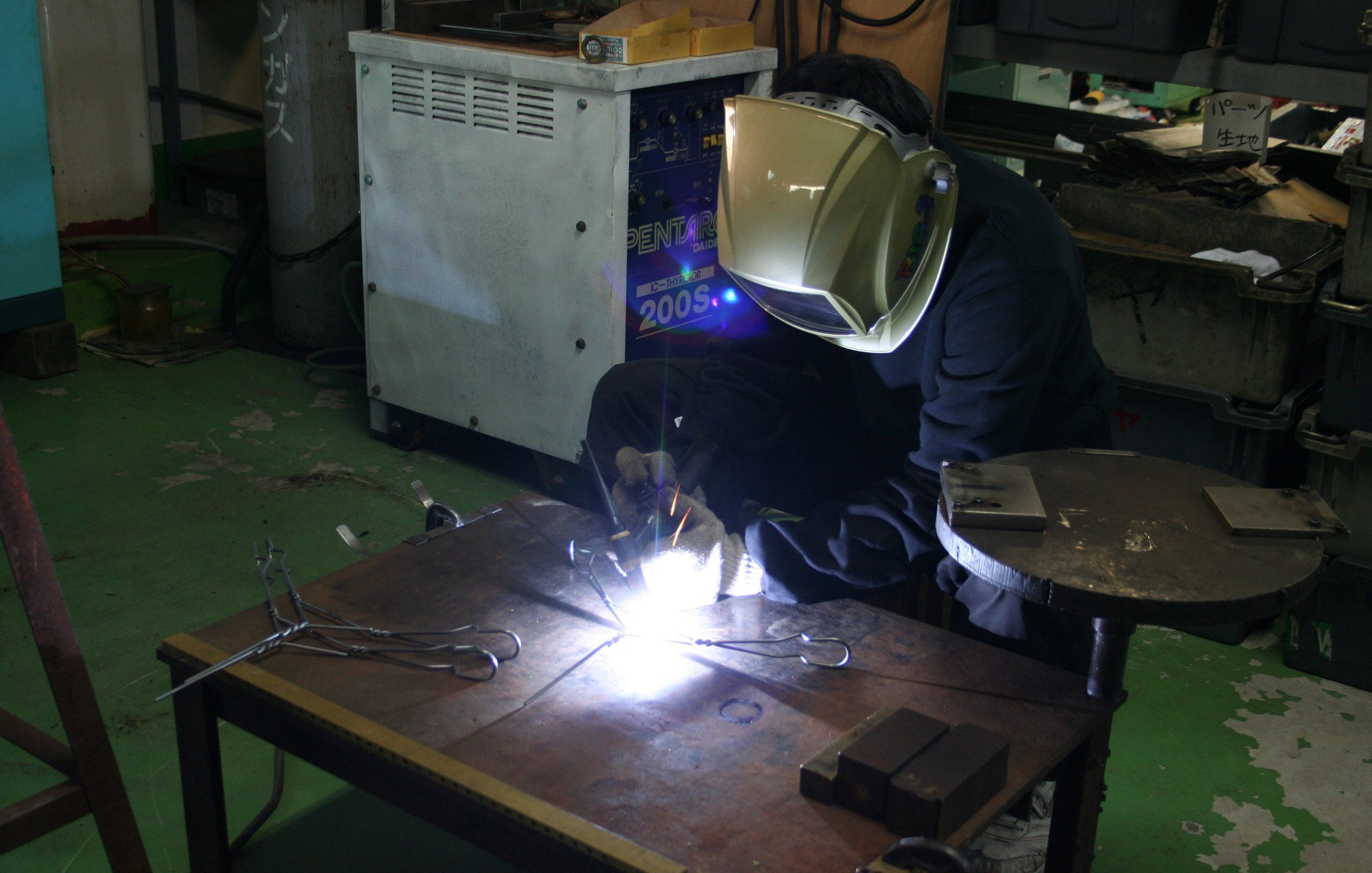 工場で金属を溶接している作業風景