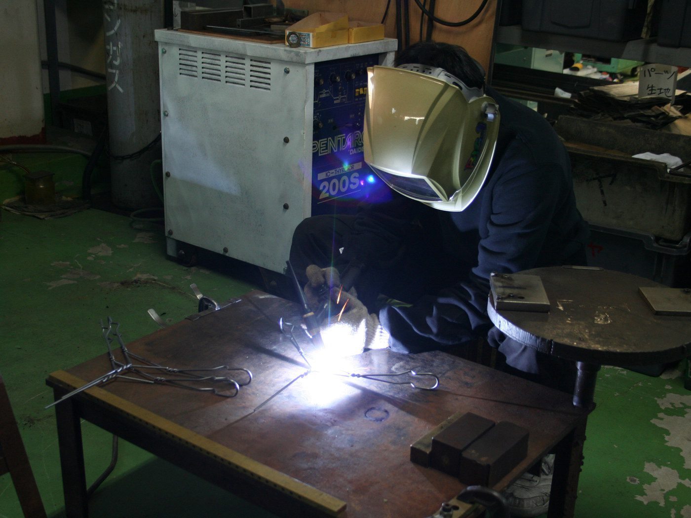 工場で金属を溶接している作業風景